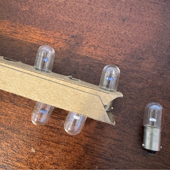 Chicago Miniature #47 Type 47 Lamp Bulbs for Radios 6.3V .15A 5 Piece - Picture 4 of 7